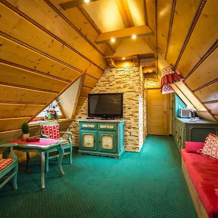 Bed & Breakfast Lesny Dworek 5*