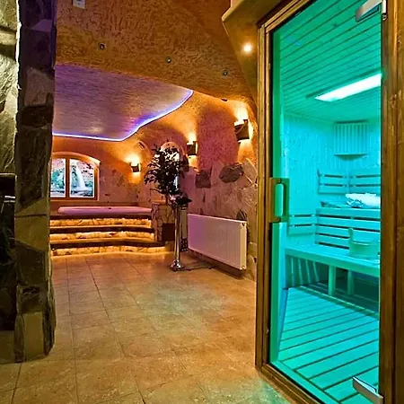 Bed & Breakfast Lesny Dworek 3*
